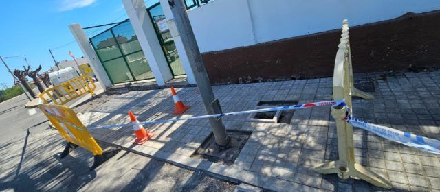 La Brigada Municipal de Càlig repara la vorera del passeig de Blas O’Sanz