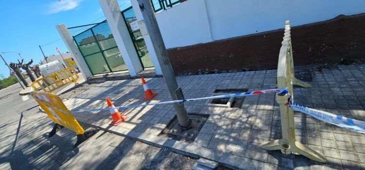 La Brigada Municipal de Càlig repara la vorera del passeig de Blas O’Sanz