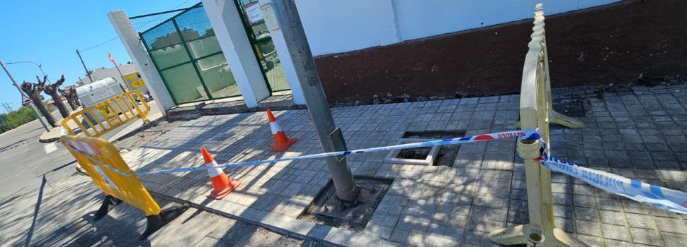 La Brigada Municipal de Càlig repara la vorera del passeig de Blas O’Sanz