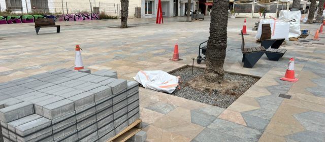 L’Ajuntament realitza tasques de manteniment al passeig marítim