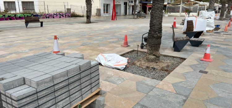 L’Ajuntament realitza tasques de manteniment al passeig marítim