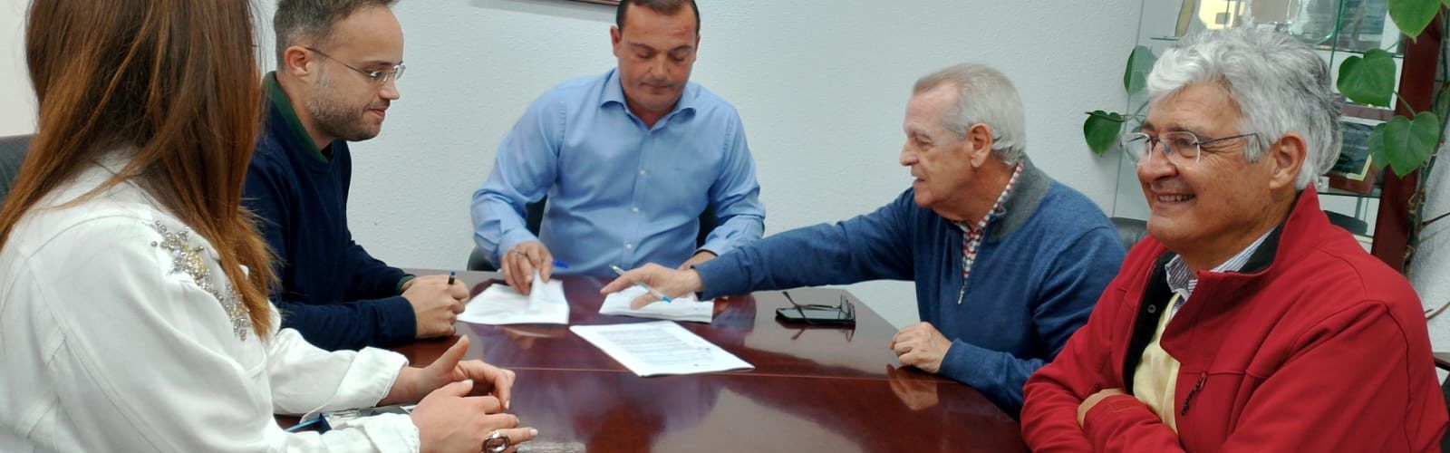 L’Ajuntament de Peníscola i el Centro de Iniciativas Culturales i l’Associació de Peníscola contra el Càncer signen convenis de col·laboració
