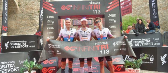 Jordi Montraveta se convierte en tetracampaón del Infinitri 113 Triathlon Peñíscola,  ganado por la belga Zoe Leursen categoría femenina