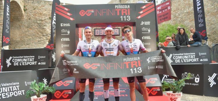 Jordi Montraveta se convierte en tetracampaón del Infinitri 113 Triathlon Peñíscola, ganado por la belga Zoe Leursen categoría femenina