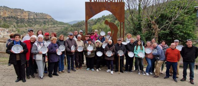 Vallibona destapa la carbonera i homenatja els antics carboners en la Festa del Carbó