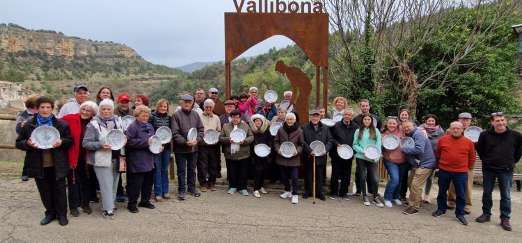 Vallibona destapa la carbonera i homenatja els antics carboners en la Festa del Carbó