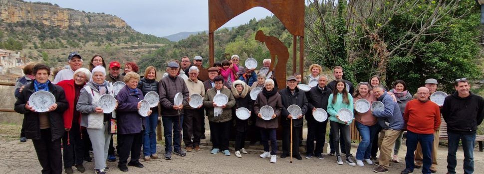 Vallibona destapa la carbonera i homenatja els antics carboners en la Festa del Carbó
