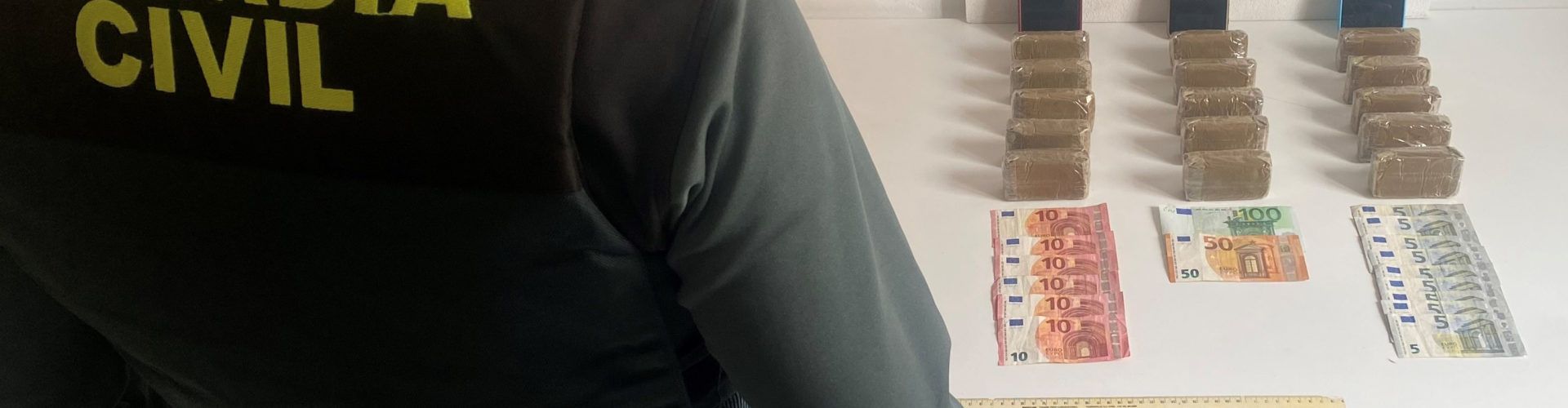 La Guardia Civil detiene en Peñiscola a dos personas que llevaban oculto en el vehículo 1,5 kilogramos de polen hachís