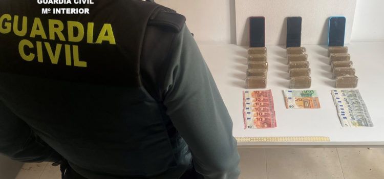 La Guardia Civil detiene en Peñiscola a dos personas que llevaban oculto en el vehículo 1,5 kilogramos de polen hachís