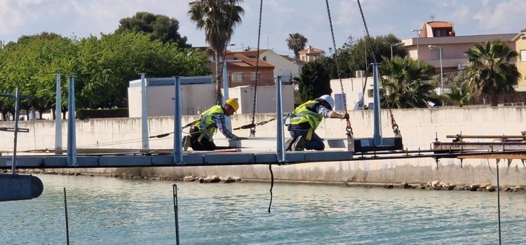 Així s’han col·locat les planxes de formigó de la passarel·la del Cervol (vídeo i fotos)