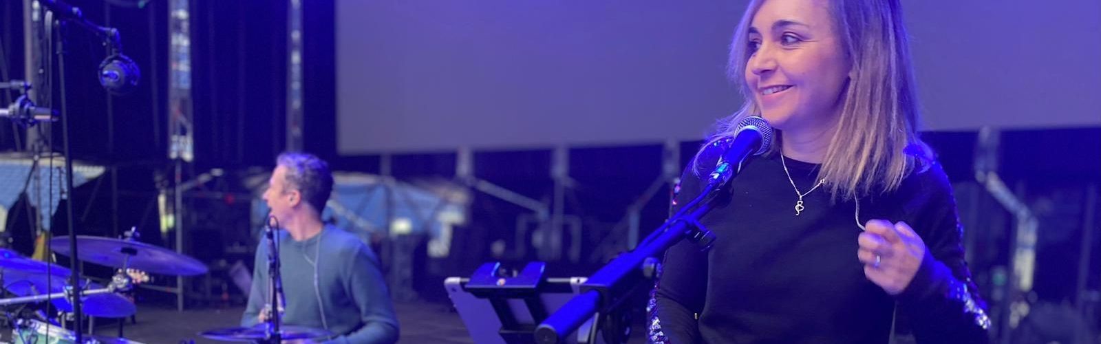 Angie Lófer actua avui al Santiago Bernabéu amb La Poptelera