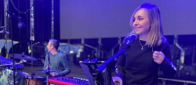 Angie Lófer actua avui al Santiago Bernabéu amb La Poptelera