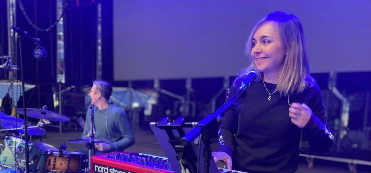 Angie Lófer actua avui al Santiago Bernabéu amb La Poptelera