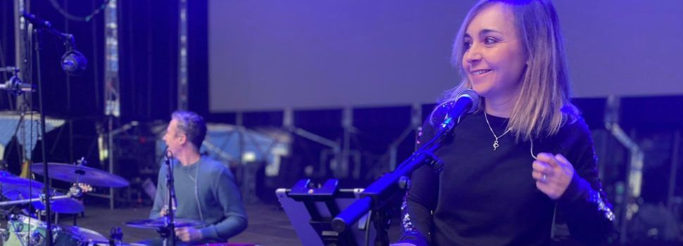 Angie Lófer actua avui al Santiago Bernabéu amb La Poptelera
