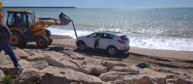 “Rescatat” un cotxe a la platja dels pinets de Vinaròs