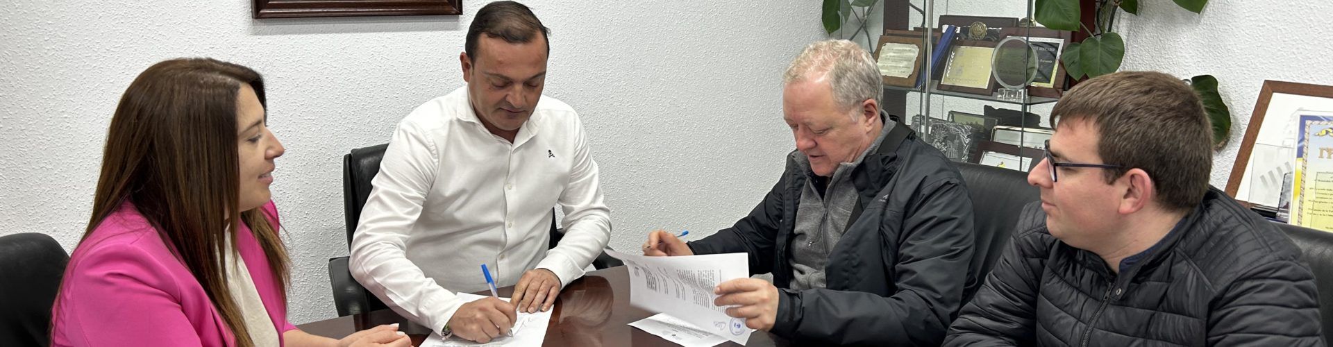 Peníscola subscriu un conveni per al manteniment de les campanes de l’Ermitana i l’església