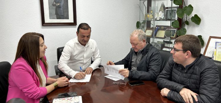 Peníscola subscriu un conveni per al manteniment de les campanes de l’Ermitana i l’església