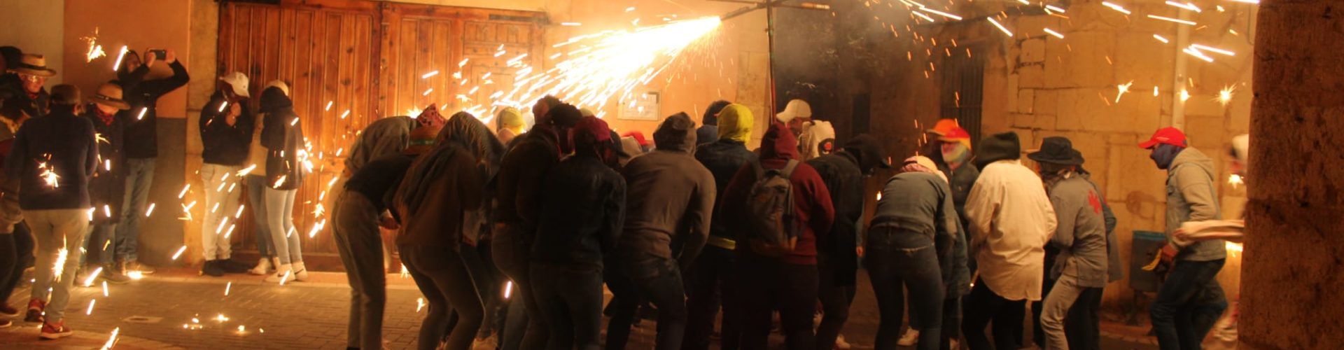 Vídeos i fotos: Correfoc a Càlig del ball de dimonis de Vinaròs