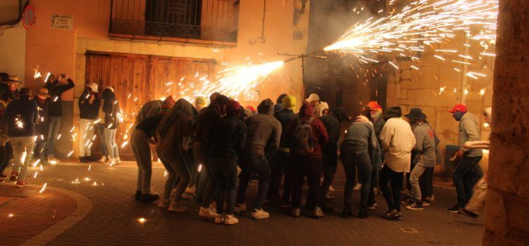 Vídeos i fotos: Correfoc a Càlig del ball de dimonis de Vinaròs