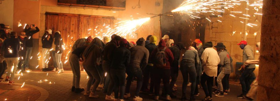 Vídeos i fotos: Correfoc a Càlig del ball de dimonis de Vinaròs