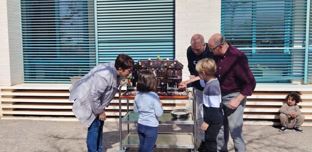 El “Santse” es menja la monumental mona de xocolata de Macip i la Fundació Caixa Vinaròs