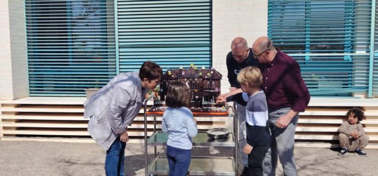 El “Santse” es menja la monumental mona de xocolata de Macip i la Fundació Caixa Vinaròs