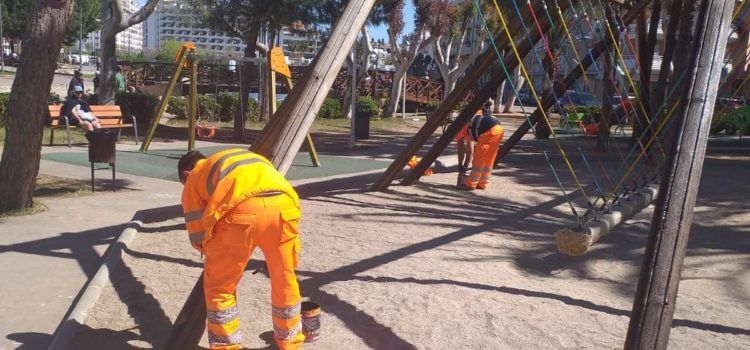 Peníscola duu a terme múltiples millores i tasques de manteniment als parcs infantils