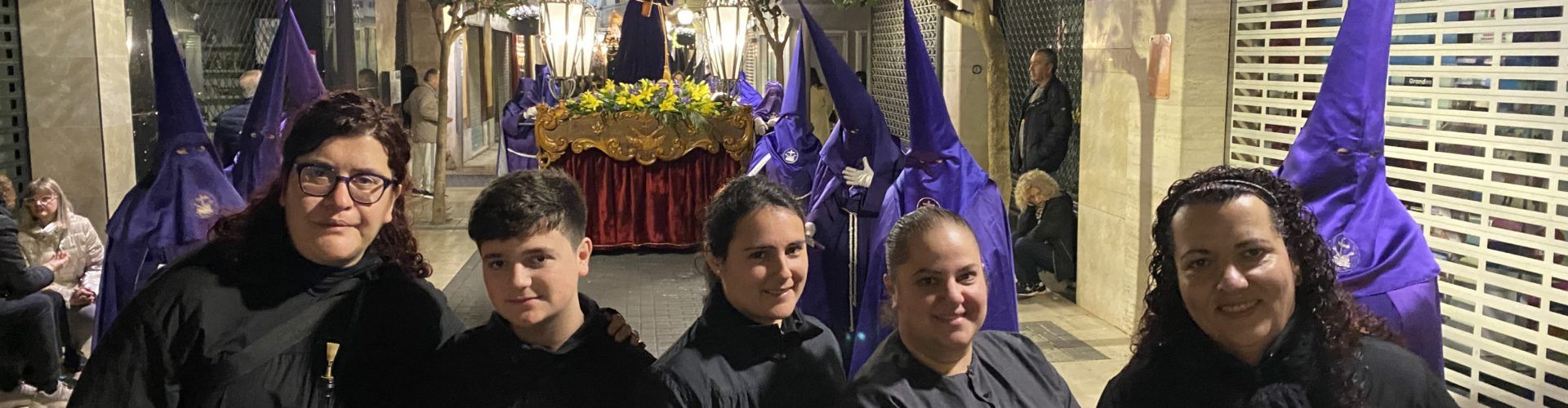 La Colla de Dolçaina i Tabal dels Nanos i Gegants de Vinaròs, en la processó de Dijous Sant