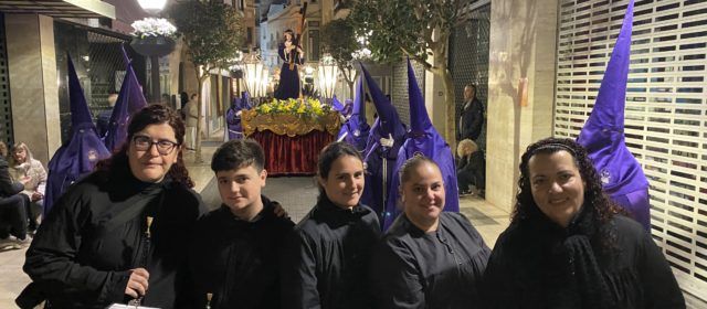 La Colla de Dolçaina i Tabal dels Nanos i Gegants de Vinaròs, en la processó de Dijous Sant