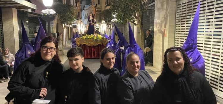 La Colla de Dolçaina i Tabal dels Nanos i Gegants de Vinaròs, en la processó de Dijous Sant