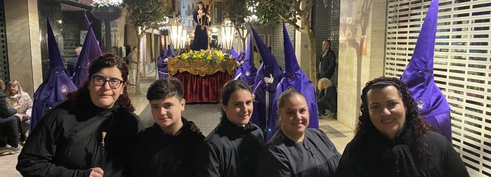 La Colla de Dolçaina i Tabal dels Nanos i Gegants de Vinaròs, en la processó de Dijous Sant