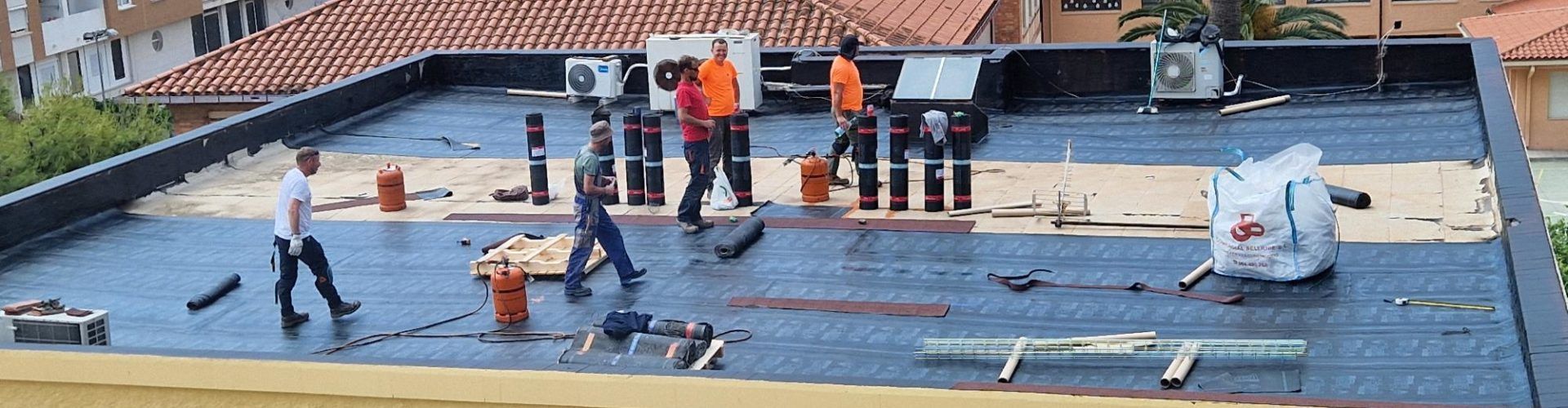 Obres al sostre de la Casa de la Cultura