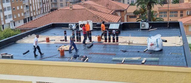 Obres al sostre de la Casa de la Cultura