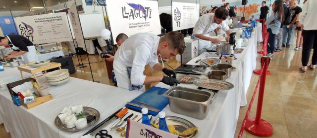 Preparant els plats del XXI Concurs de Cuina Aplicada al Llagostí