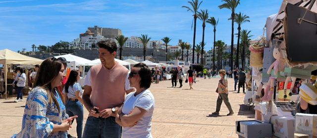 Los comercios de Peñíscola participan en la feria de Botigues al Carrer