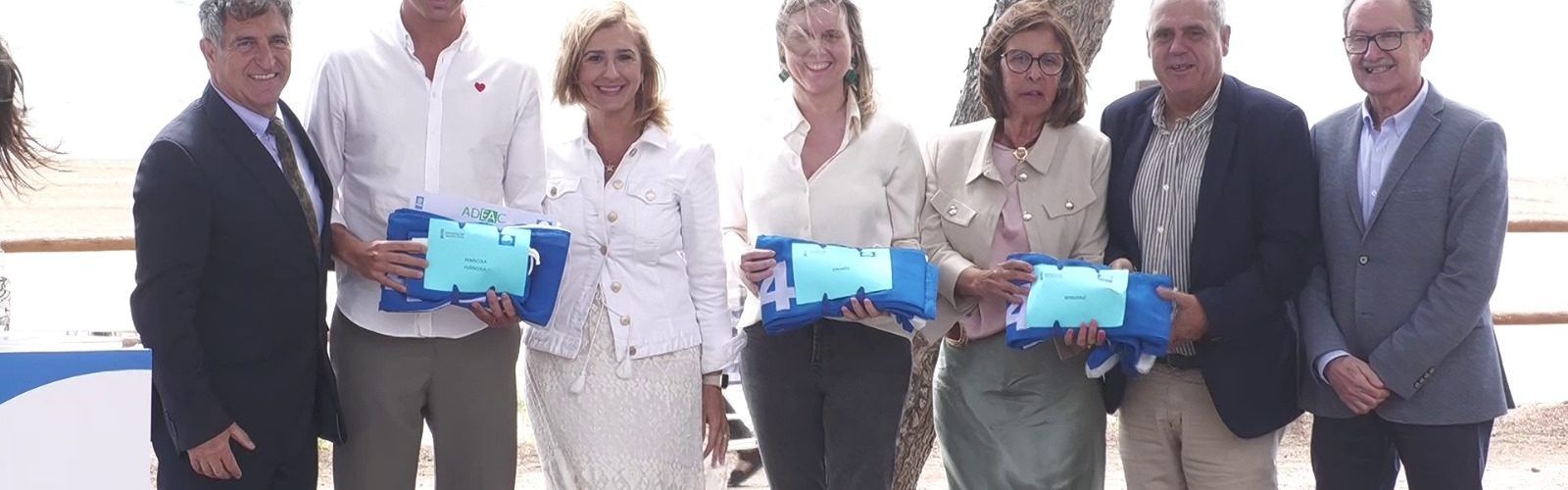 Vinaròs rep la Banderes Blaves per les platges del Fortí i Fora Forat