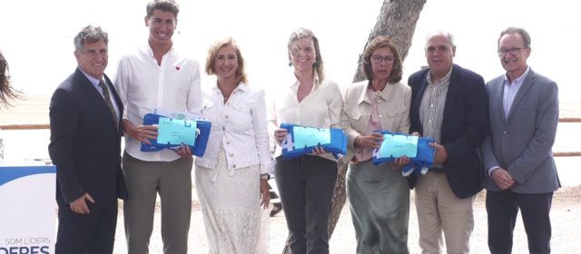 Vinaròs rep la Banderes Blaves per les platges del Fortí i Fora Forat