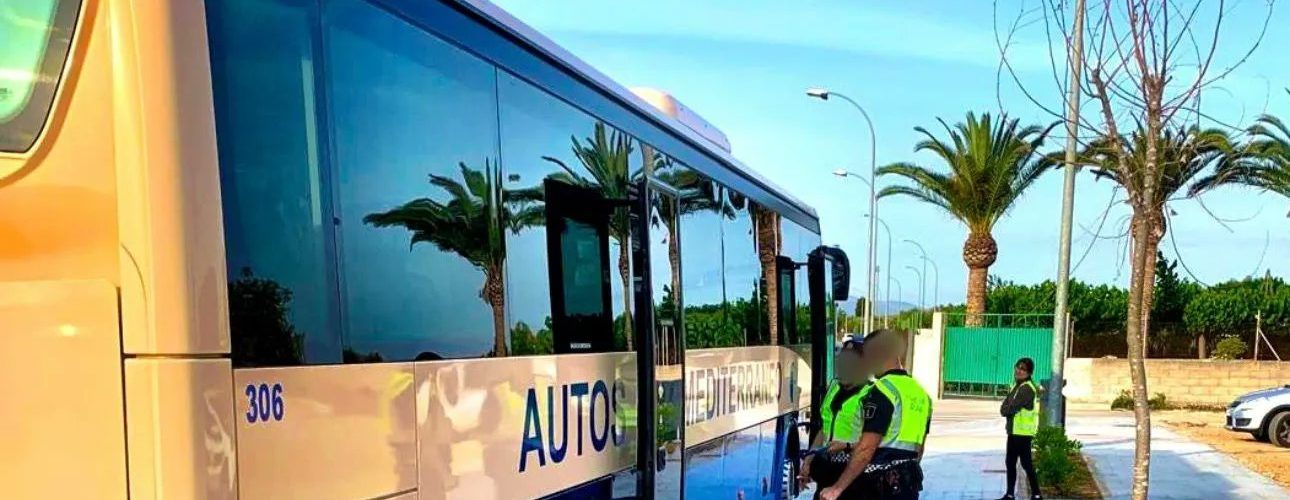 La policia local de Vinaròs participa en la Campanya d’Inspecció del Transport Escolar sobre mesures de seguretat