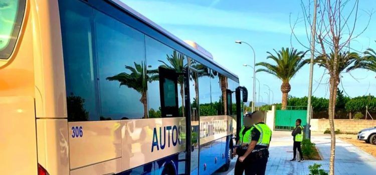 La policia local de Vinaròs participa en la Campanya d’Inspecció del Transport Escolar sobre mesures de seguretat
