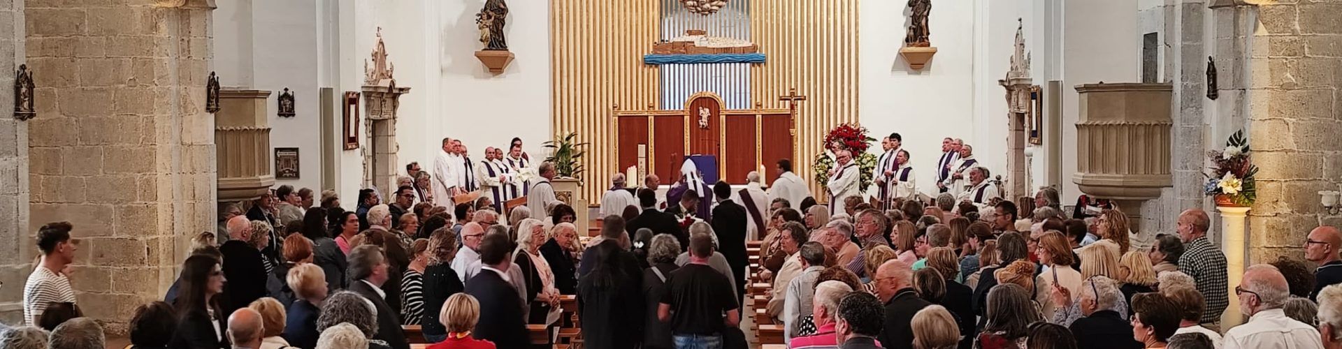 Peníscola acomiada Mosén Ricardo en la Missa Exequial