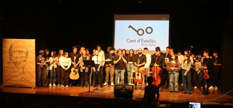 L’IES Ramón Cid oferí un recital de música i poesia per celebrar el centenari d’ Estellés