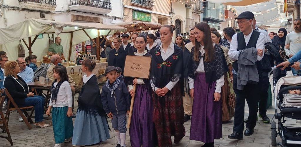 24 fotos i algun vídeo de Lo Passeig de la XVI Festa del Mercat a Amposta