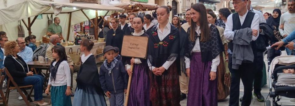 24 fotos i algun vídeo de Lo Passeig de la XVI Festa del Mercat a Amposta