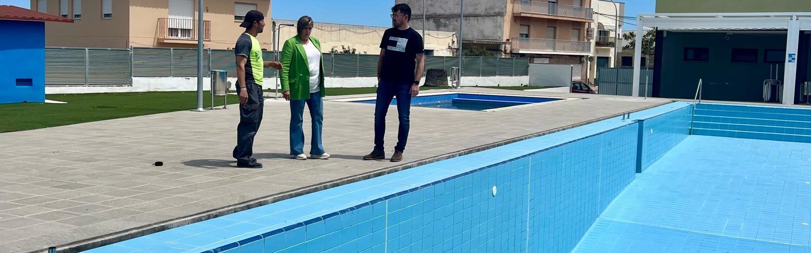 Comencen les feines de neteja i manteniment de la piscina municipal de Càlig