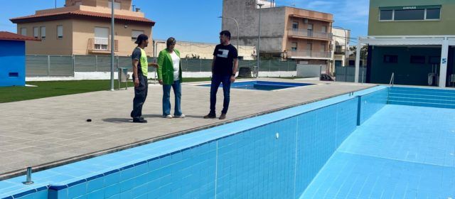 Comencen les feines de neteja i manteniment de la piscina municipal de Càlig