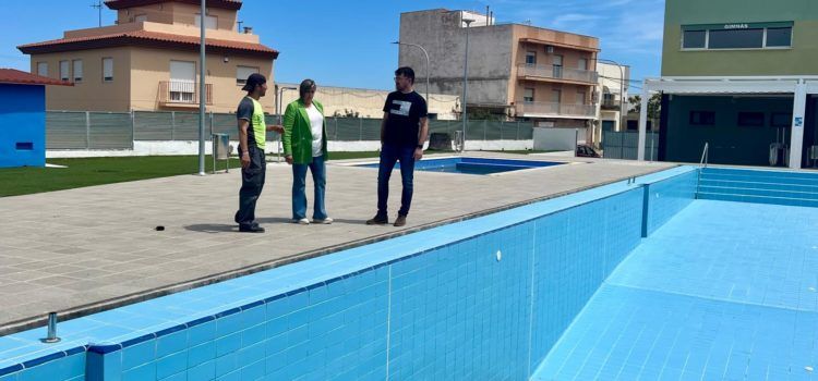 Comencen les feines de neteja i manteniment de la piscina municipal de Càlig