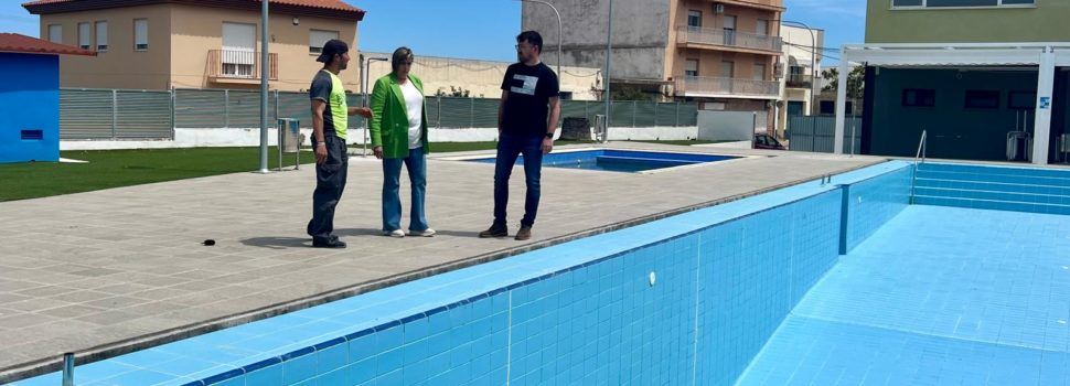 Comencen les feines de neteja i manteniment de la piscina municipal de Càlig