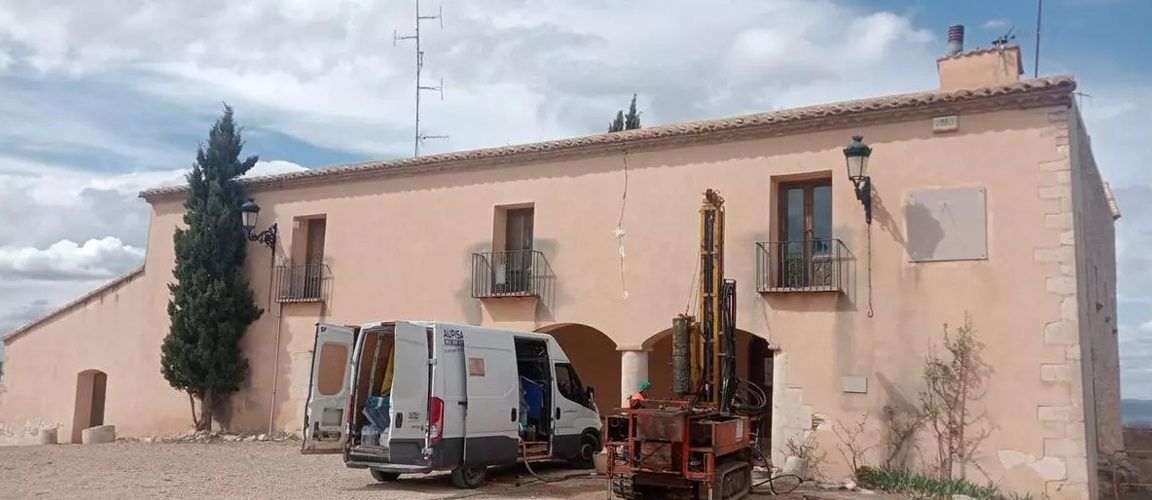 Obras de emergencia en el ermitorio de San Cristóbal, de Todolella, para evitar su derrumbe 