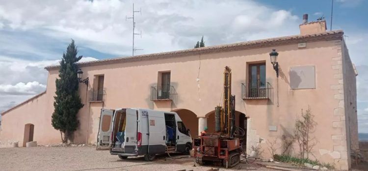 Obras de emergencia en el ermitorio de San Cristóbal, de Todolella, para evitar su derrumbe 