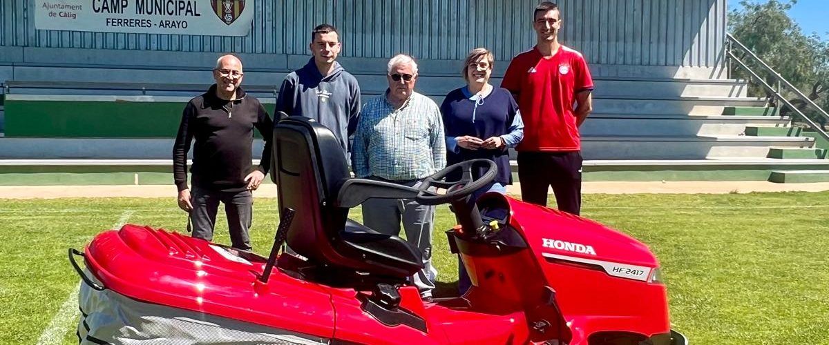 L’Ajuntament adquireix una màquina tallagespa per al camp de futbol municipal
